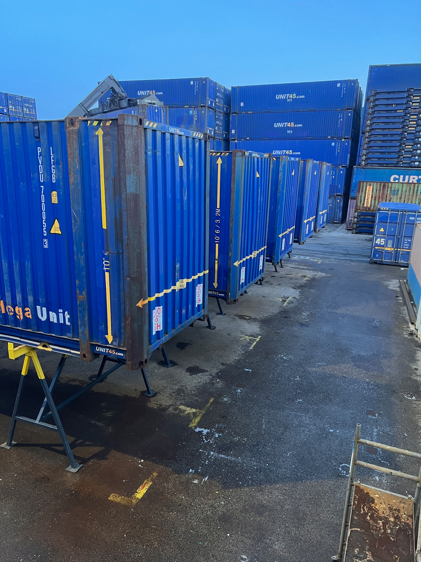 Gestapelde blauwe UNIT45-containers op het DCS-depot