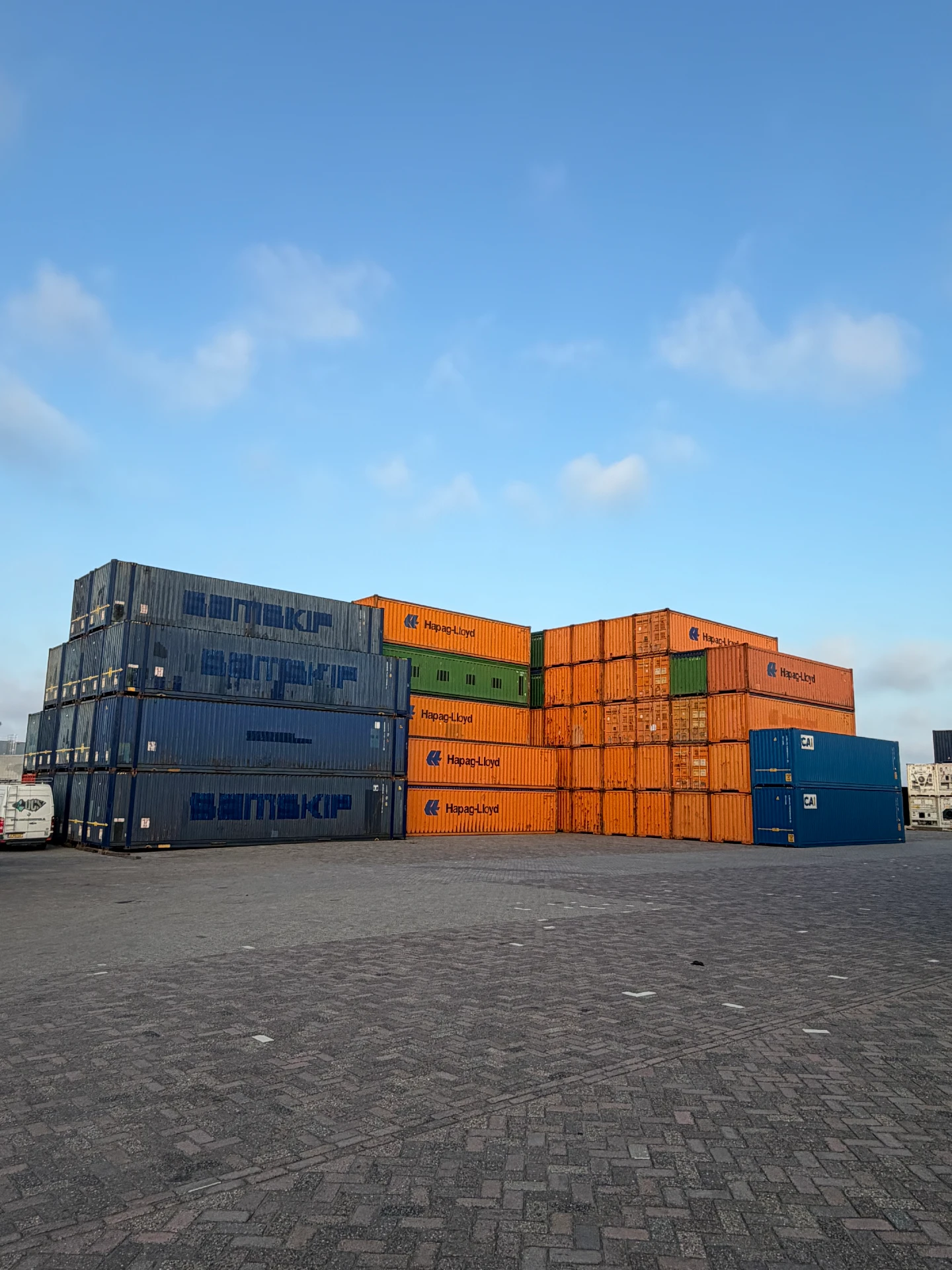 Gebruikte containers op het depot van Driessen Container Service